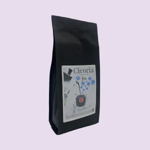 Confezione nera da 300g di cicoria tostata e macinata biologica DICAF per moka, con etichetta illustrata con moka e fiori blu.