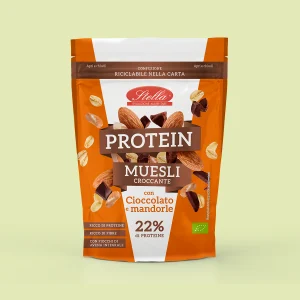 Sacchetto stand-up richiudibile di muesli proteico croccante Stella, gusto cioccolato e mandorle, 22 % di proteine, confezione arancione riciclabile in carta.