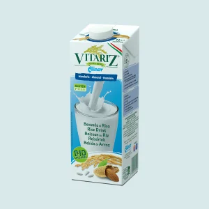 Cartone da 1 L di bevanda di riso alla mandorla biologica Vitariz, tappo bianco, bicchiere con latte di riso e mandorle sul fronte.