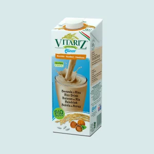 Cartone da 1 L di bevanda di riso alla nocciola biologica Vitariz, tappo bianco, bicchiere con drink alla nocciola e chicchi di riso con nocciole intere sul fronte.