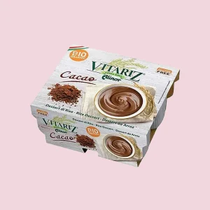 Confezione con 4 dessert da 100g di riso biologico al cacao Vitariz, vasetti in cartoncino con immagine di crema al cacao e cacao in polvere sul fronte.