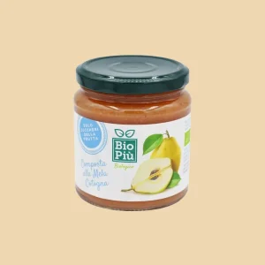 Vasetto di composta biologica Bio Più alla mela cotogna, con etichetta illustrata e coperchio verde scuro.