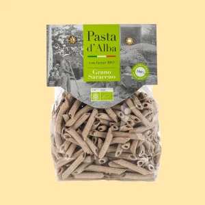 Confezione da 250g di penne al grano saraceno biologico Pasta d’Alba, pasta artigianale senza glutine in sacchetto trasparente con etichetta verde.