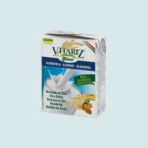 Bevanda di Riso e Mandorla Bio Vitariz 200ml confezione fronte – Brick bianco con cannuccia, con scritte multilingua, logo Vitariz e immagine di mandorle e chicchi di riso.