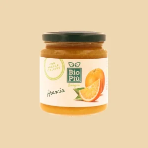 Vasetto di composta biologica Bio Più all’arancia, etichetta con arance italiane illustrate su sfondo chiaro.