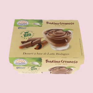 Confezione da supermercato del budino cremoso al cacao Ecolife, a base di latte biologico. L’immagine mostra il dessert servito in una coppetta accanto a riccioli di cioccolato.