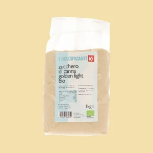Immagine frontale della confezione da 1kg di zucchero di canna Golden Light biologico Ki, in busta trasparente con etichetta azzurra.