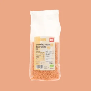 Busta trasparente da 500 grammi di lenticchie rosse decorticate biologiche Ki; la sezione superiore è bianca, mentre la parte inferiore mostra i chicchi arancioni. Un’etichetta gialla con logo Ki rosso specifica il nome del prodotto “lenticchie rosse decorticate bio”, fornisce valori nutrizionali, consigli d’uso e il marchio di certificazione biologica.