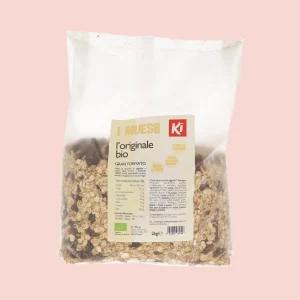 Confezione frontale del muesli l’Originale biologico Ki da 2 kg, con fiocchi di cereali integrali, uvetta e frutta secca visibili nella busta trasparente.