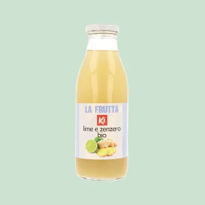 Bottiglia in vetro di bevanda biologica lime e zenzero Ki da 500 ml, vista frontale, su sfondo verde chiaro