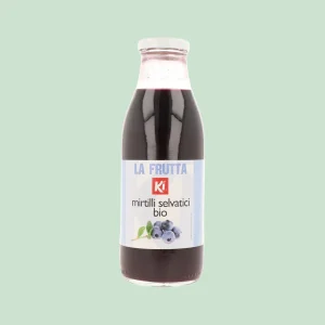 Bottiglia in vetro di bevanda ai mirtilli selvatici biologici Ki da 500 ml, con etichetta frontale e immagine dei mirtilli.